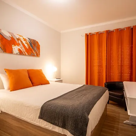 Ensuite 3 Laranja Frente Rochedo Pensionat