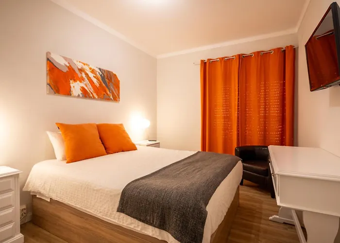 Ensuite 3 Laranja Frente Rochedo Pensionat